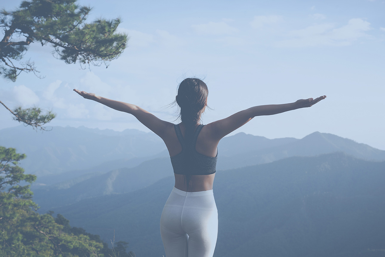 mujer en la naturaleza meditando